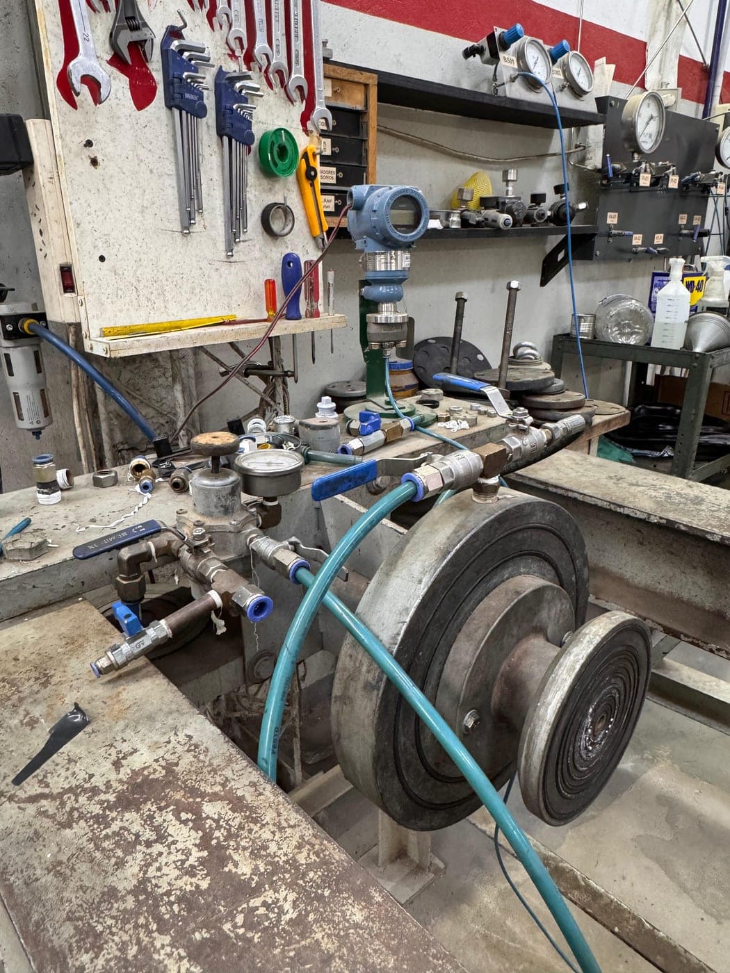 Banco de prueba y calibración de instrumentos en el taller de SYRIUS Ingeniería