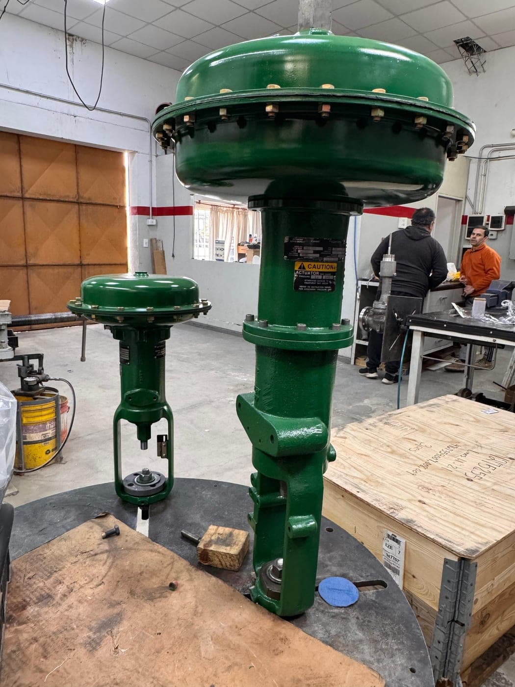 Dos válvulas de control Fisher con actuador neumático en el taller de SYRIUS Ingeniería